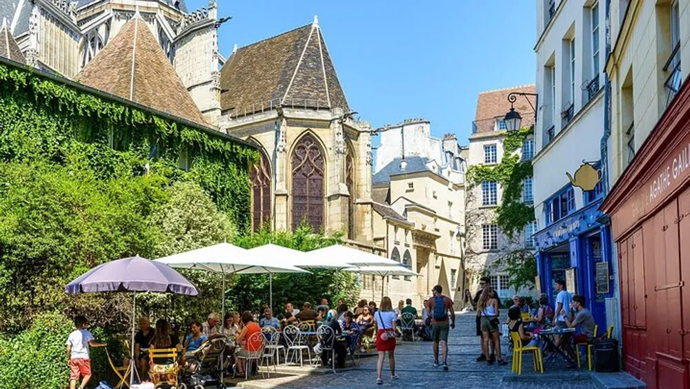 Le Marais and Seine River Dinner Cruise with Hotel pick up in Paris- 6 Hrs