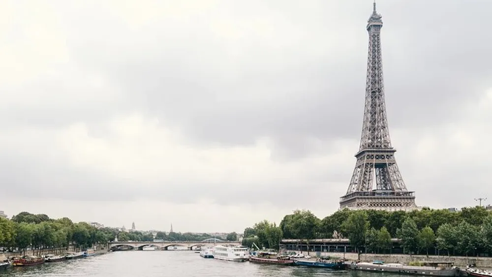 6 Hours Paris City Tour with Seine River Dinner Cruise and Hotel Pickup