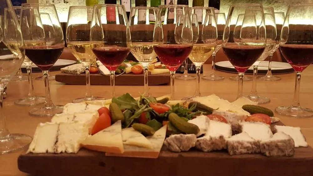 Paris: Food Tour Near Eiffel with Wine Cheese Tasting (Including Hotel Pick-up)