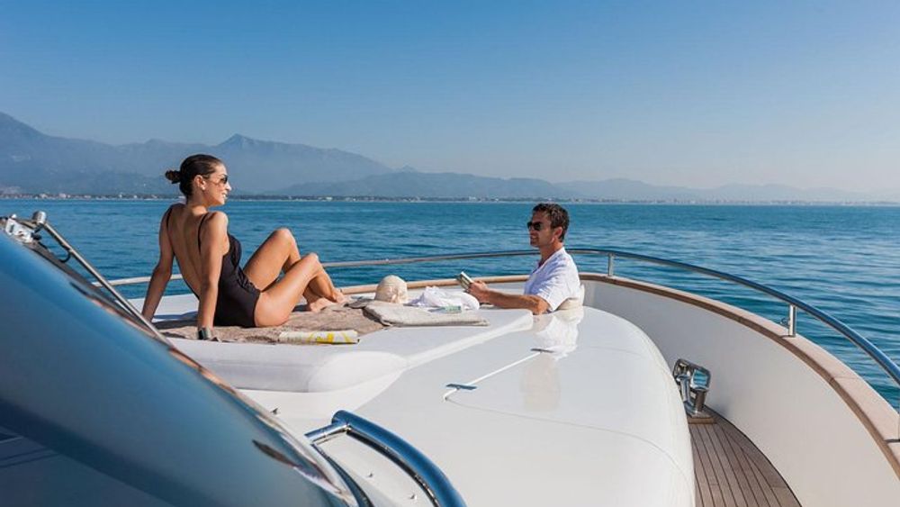 Private Luxury Yacht Tour with Lunch and Drinks