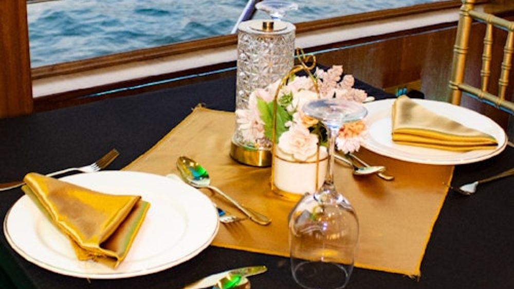 Dubai: Luxury Marina Dinner Cruise with Live Music