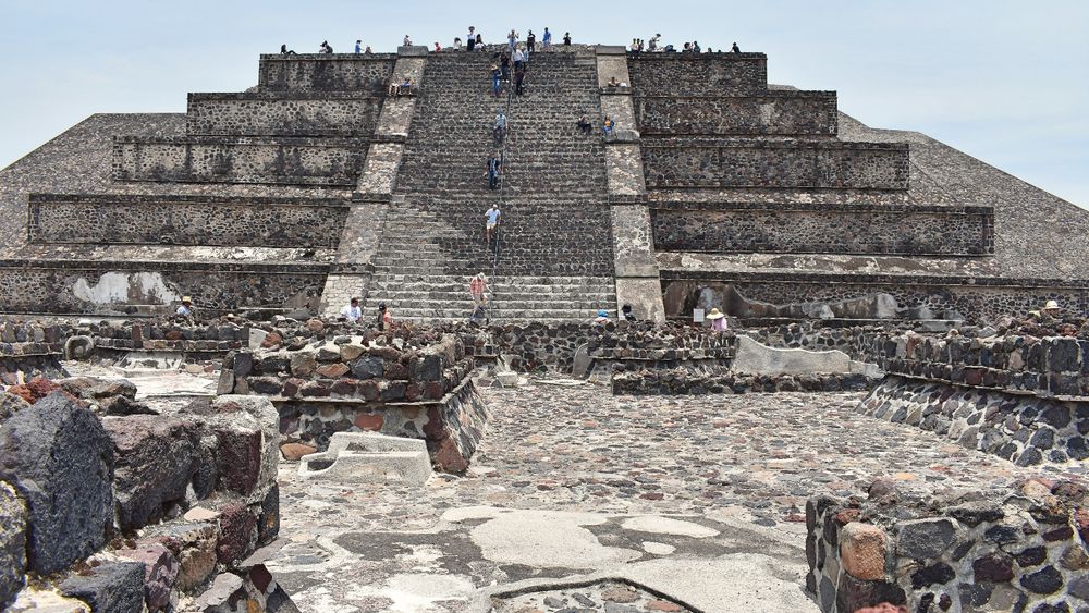 Teotihuacán Pyramids & Shrine of Guadalupe: Day Tour with Lunch