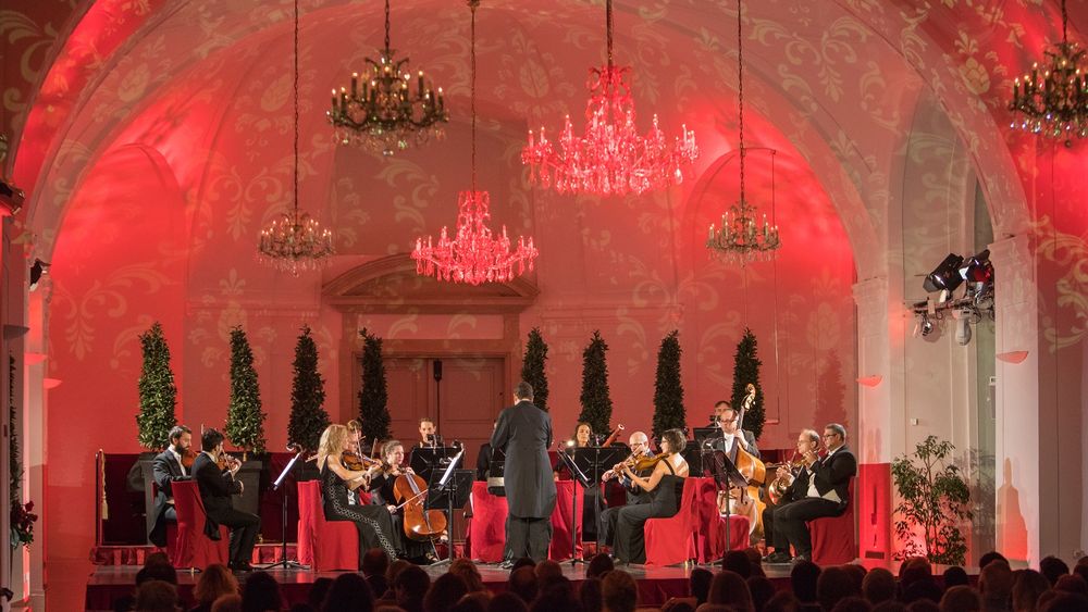Schönbrunn Palace: Self Guided Evening Tour + Dinner + Concert at Orangery