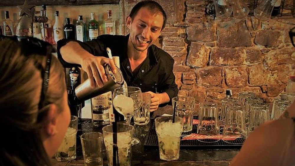 Barcelona: Cocktail Masterclass with Tapas