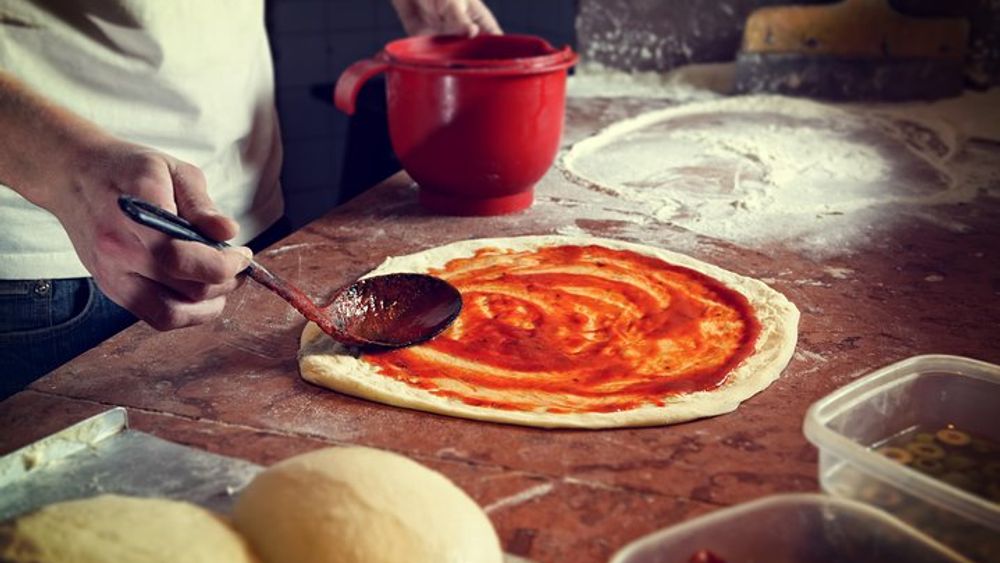 Rome: Pizza Making Home cooking class with a local