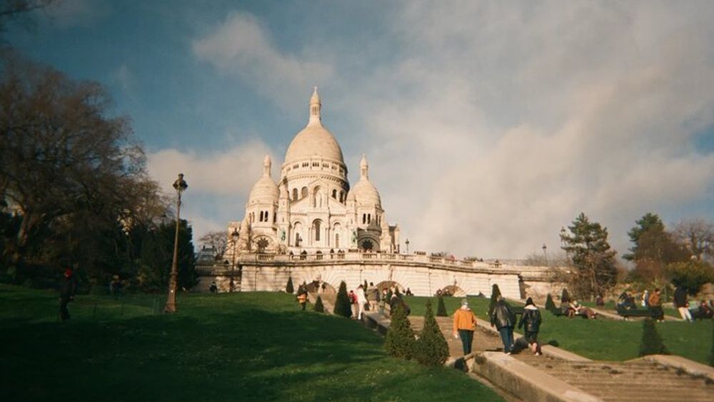 Paris: 5 Hour Montmartre Walking Tour and River Cruise (with Wine Tasting)