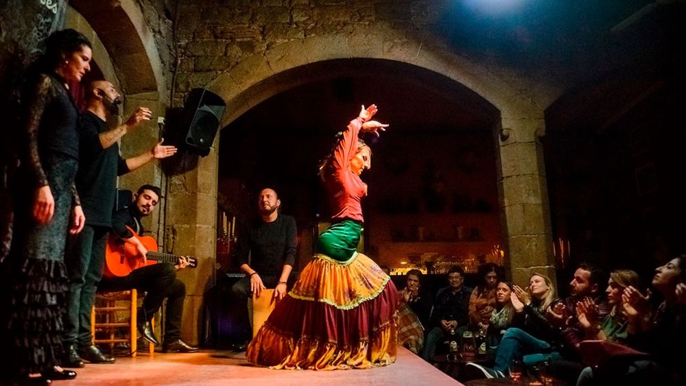 Barcelona: Old Town Walking Tour, Flamenco Show & Tapas Tour Dinner in the Born District