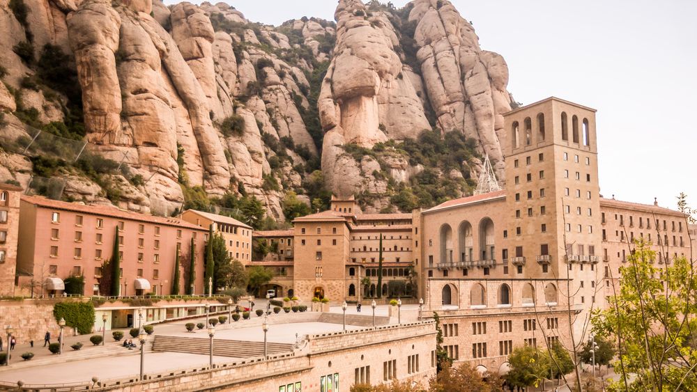 From Barcelona: Late-start Montserrat, Food & Wine Tour