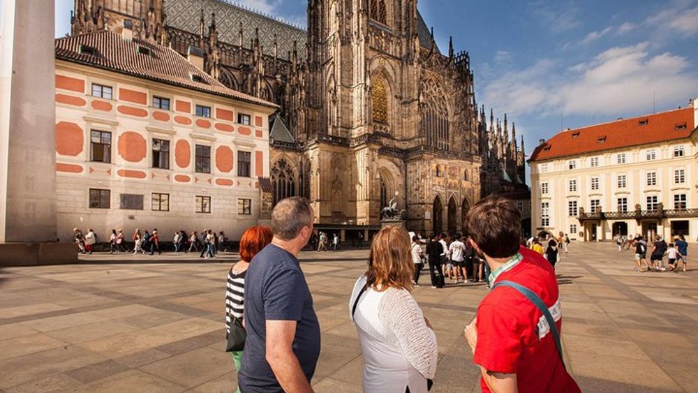 Prague: Private 6-hour City Tour including Cruise and Lunch