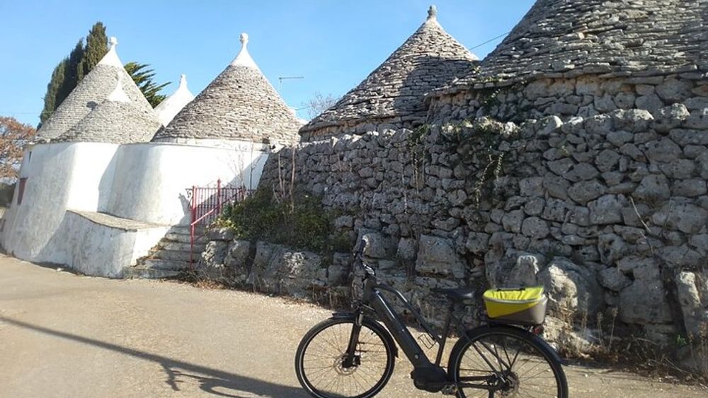 Discover Valle d 'Itria and its wines by ebike