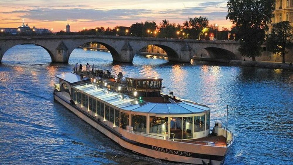 Private 5-hour Paris trip including Dinner on Seine River Cruise