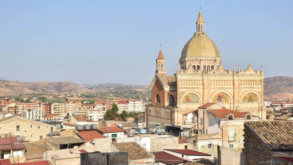 Favara: Guided Tour of Favara with Tasting of Sicilian Cannolo and Typical Lunch