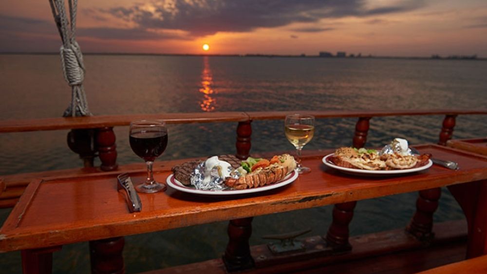 Cancún: Columbus Dinner Cruise and Live Music