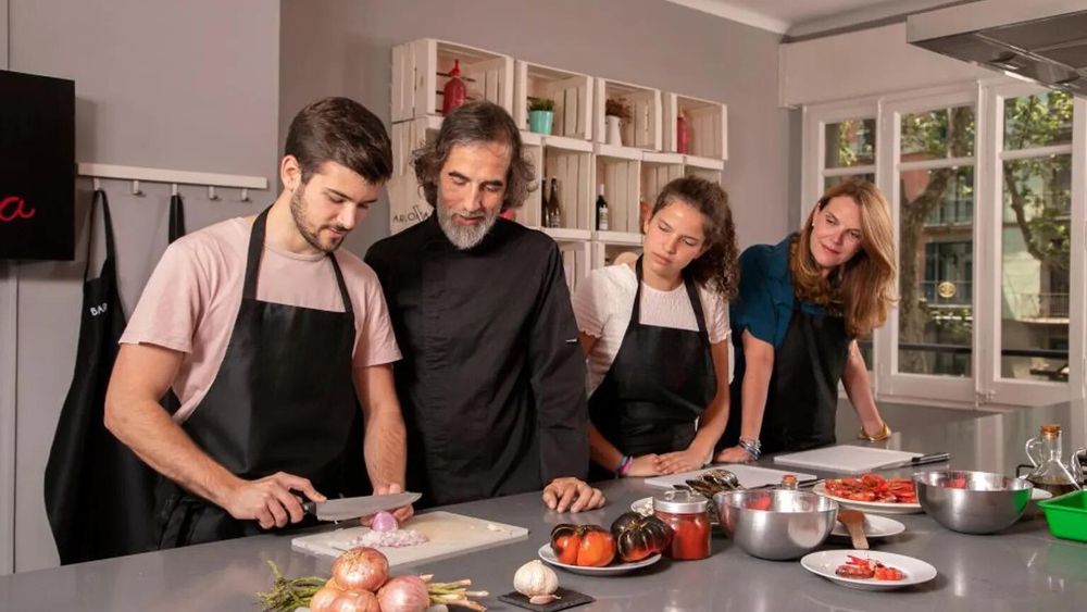 Barcelona: Premium Tapas & Paella Cooking Class