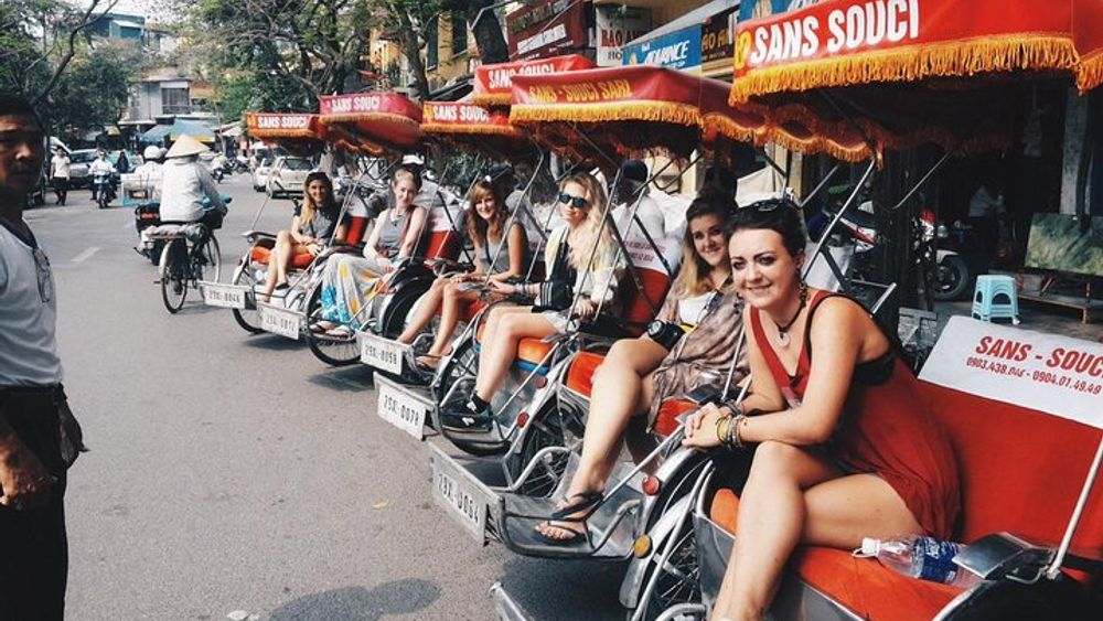 (5 Hours) 3 in 1 Special Tour: Cyclo, Street Food Tour & Foot Spa