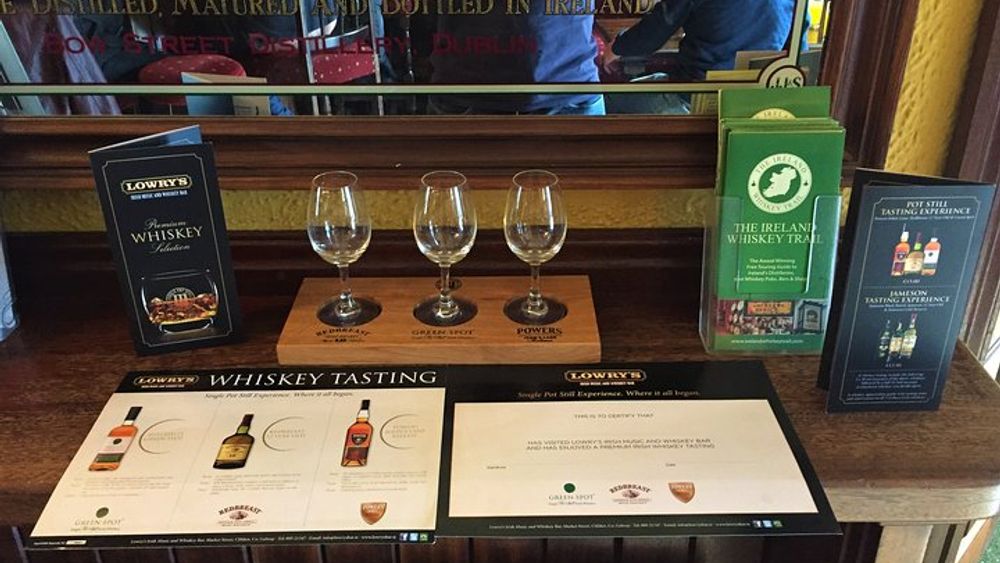 Irish whiskey tasting in local country pub. Galway. Private guided.
