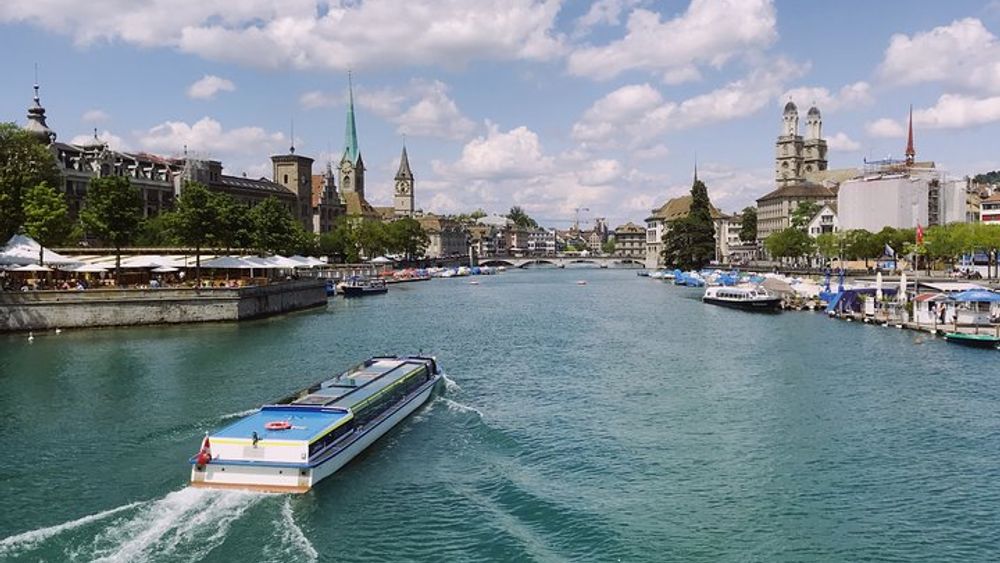Private tour of the best of Zurich - Sightseeing, Food & Culture with a local