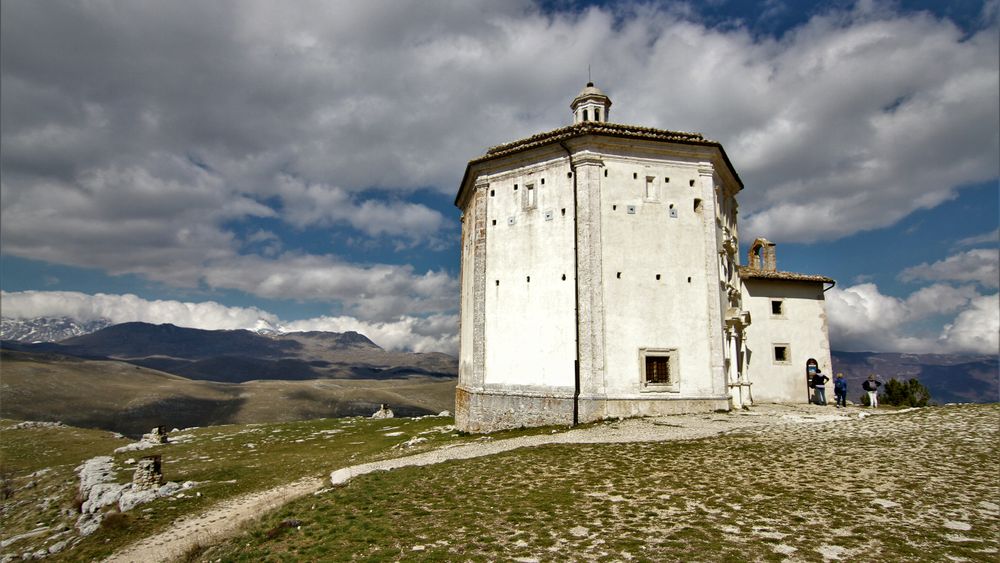 Discover medieval Abruzzo: Rocca Calascio Castle and Santo Stefano di Sessanio with typical Abruzzo lunch.