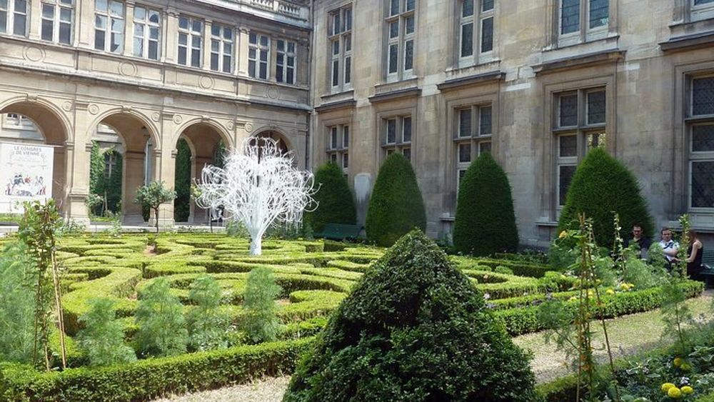 Private pickup Food and Wine Tasting Walking Tour in Le Marais