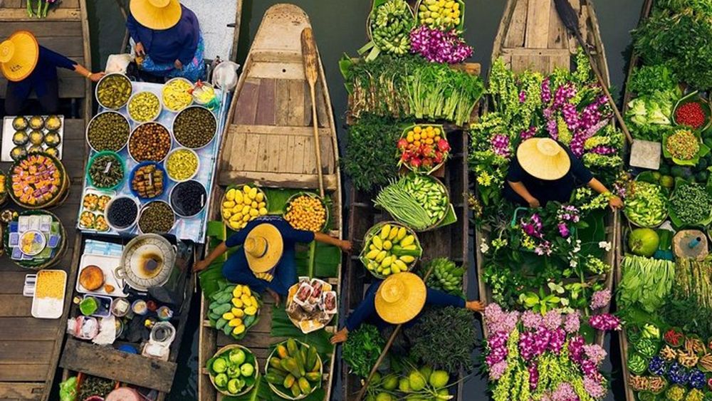 Private Tour: Floating Market and River Kwai Experience