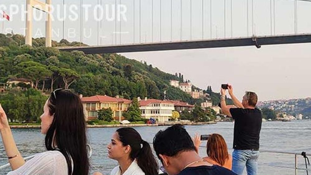 Istanbul: Bosphorus & Black Sea Guided Tour with Cruise and Lunch