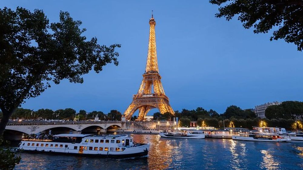 Eiffel Tower Half-Day Private Tour with Seine River Dinner Cruise Hotel Pick up