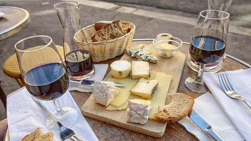 Paris: Le Marais Historical Walking Tour with Wine and Cheese Tasting