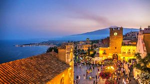 Taormina: Taormina Sunset Walking Tour with an Aperitif Cover Image