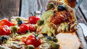 Civitavecchia: Private Pizza and Tiramisu Masterclass with a Local Home Cook Cover Image