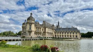 From Paris: Château de Chantilly Tour from Paris Including the Great Stables of the Prince de Conde and a Renaissance-Style Meal Cover Image