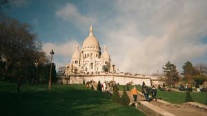 Paris: 5 Hour Montmartre Walking Tour and River Cruise (with Wine Tasting) Cover Image