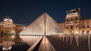 Food Tour around Eiffel with Louvre, Wine & Hotel Pick Up Cover Image