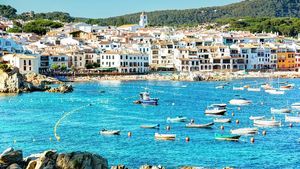 From Barcelona: Private Girona Tour & Costa Brava Beach plus Seaside Lunch Cover Image