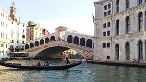 Private Venice walking tour plus Murano island lunch and glass factory visit Cover Image