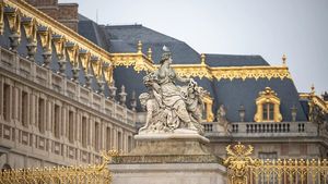 8 hours Paris tour with Versailles Saint Germain des pres and Dinner cruise Cover Image