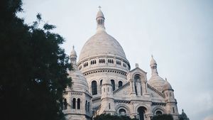 Montmartre and Seine River Dinner Cruise with Hotel pick up in Paris- 6 Hrs Cover Image