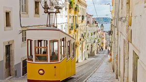Lisbon: Private Walking Tour with Wine Tasting Cover Image