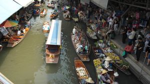 Damnoen Saduak Floating Market with Paddle Boat Cover Image