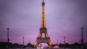 Half Day Paris Private Tour and Seine River Dinner Cruise with hotel pick-up Cover Image