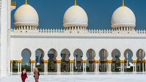 Abu Dhabi: Guided Cultural Tour with Lunch Included Cover Image