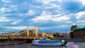 Moscow River Cruise with Free Dessert and Coffee on Private Tour Cover Image