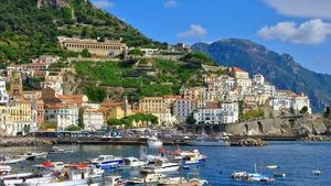 From Naples: Amalfi Coast with Light Lunch Included (Amalfi & Ravello) Cover Image