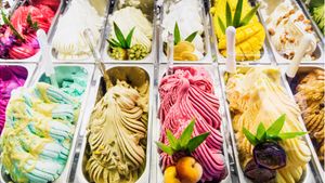 Florence: Guided Tour by Bike with Gelato Tasting Cover Image