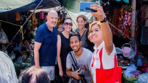 Private Bangkok Tour: Beyond Market Adventure: Railway & Floating Markets Cover Image